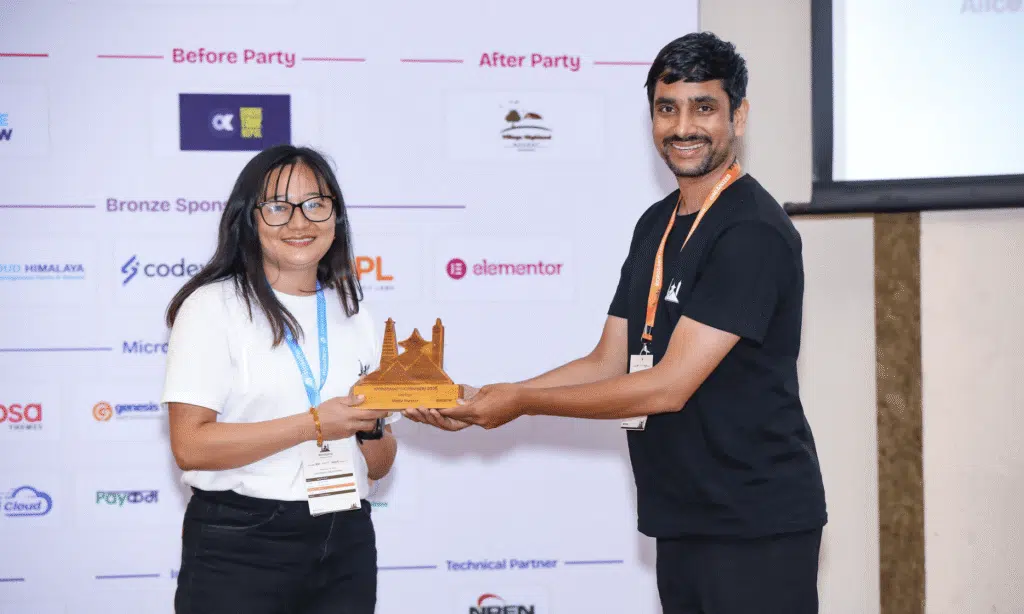 Sunita Rai Receiving the Token of Appreciation for SiteSaga's Contribution as Media Partner